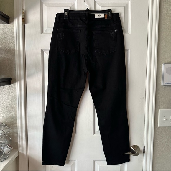 NWT Judy Blue Ezra Jean Distressed Boyfriend Fit 15/32 - Picture 4 of 11